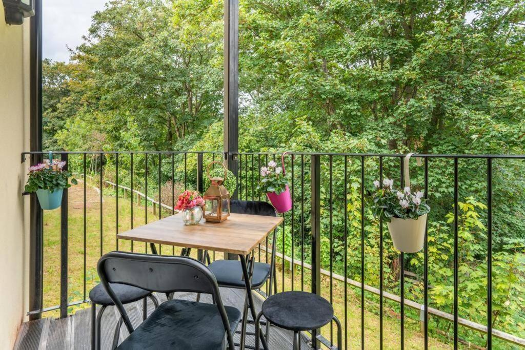 Forest View Apartment- Private Balcony Southampton Ngoại thất bức ảnh